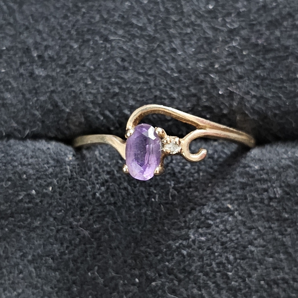 Elegant 10k solid Gold and Purple amethyst Women's Ring